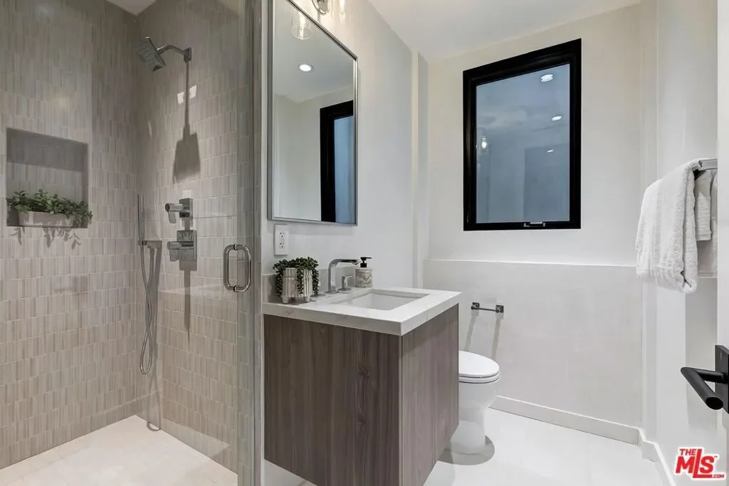 16879 Mooncrest Drive, Los Angeles, California, United States. - Photo 30