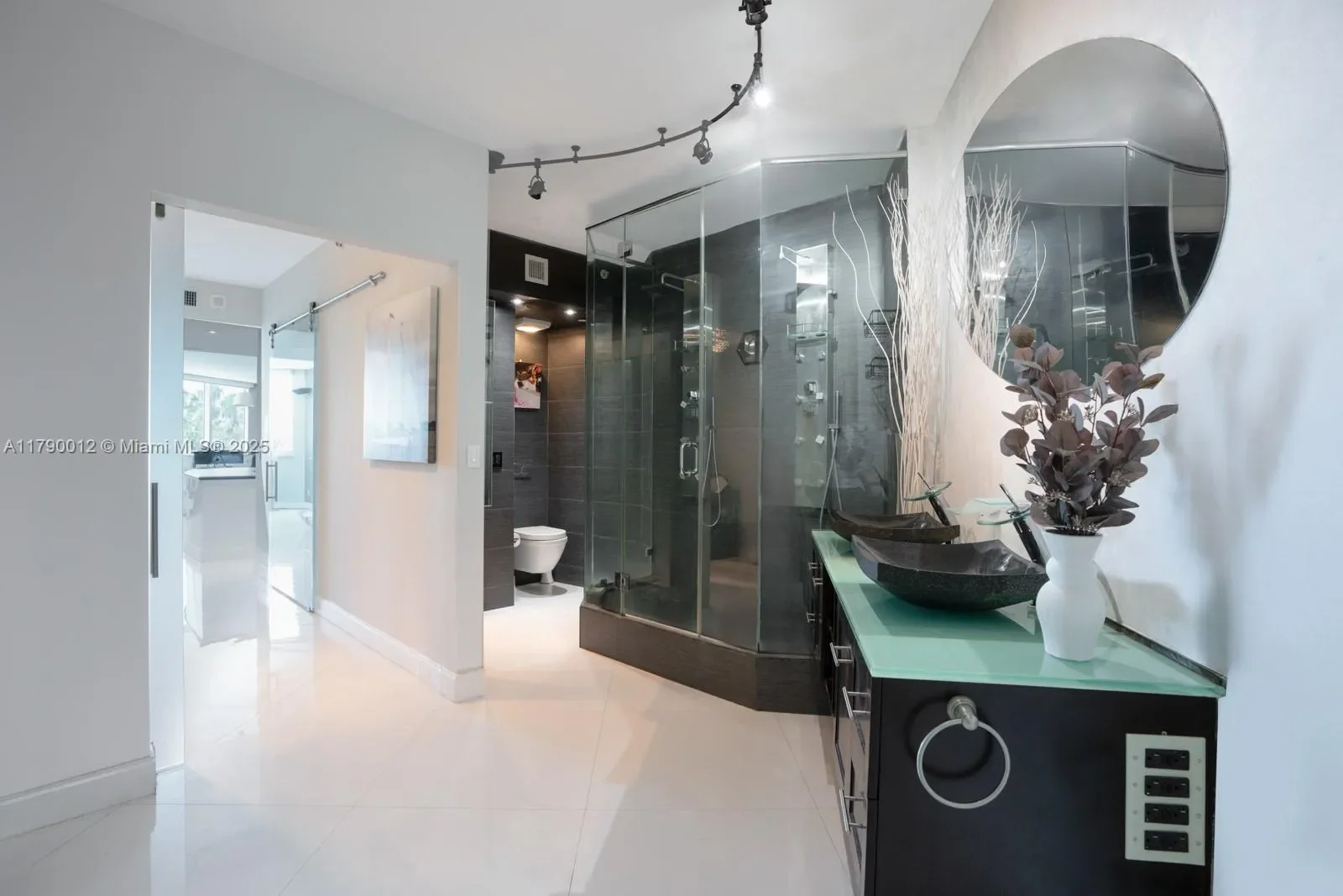 300 S Pointe Dr, Miami Beach, Florida, United States. - Photo 10