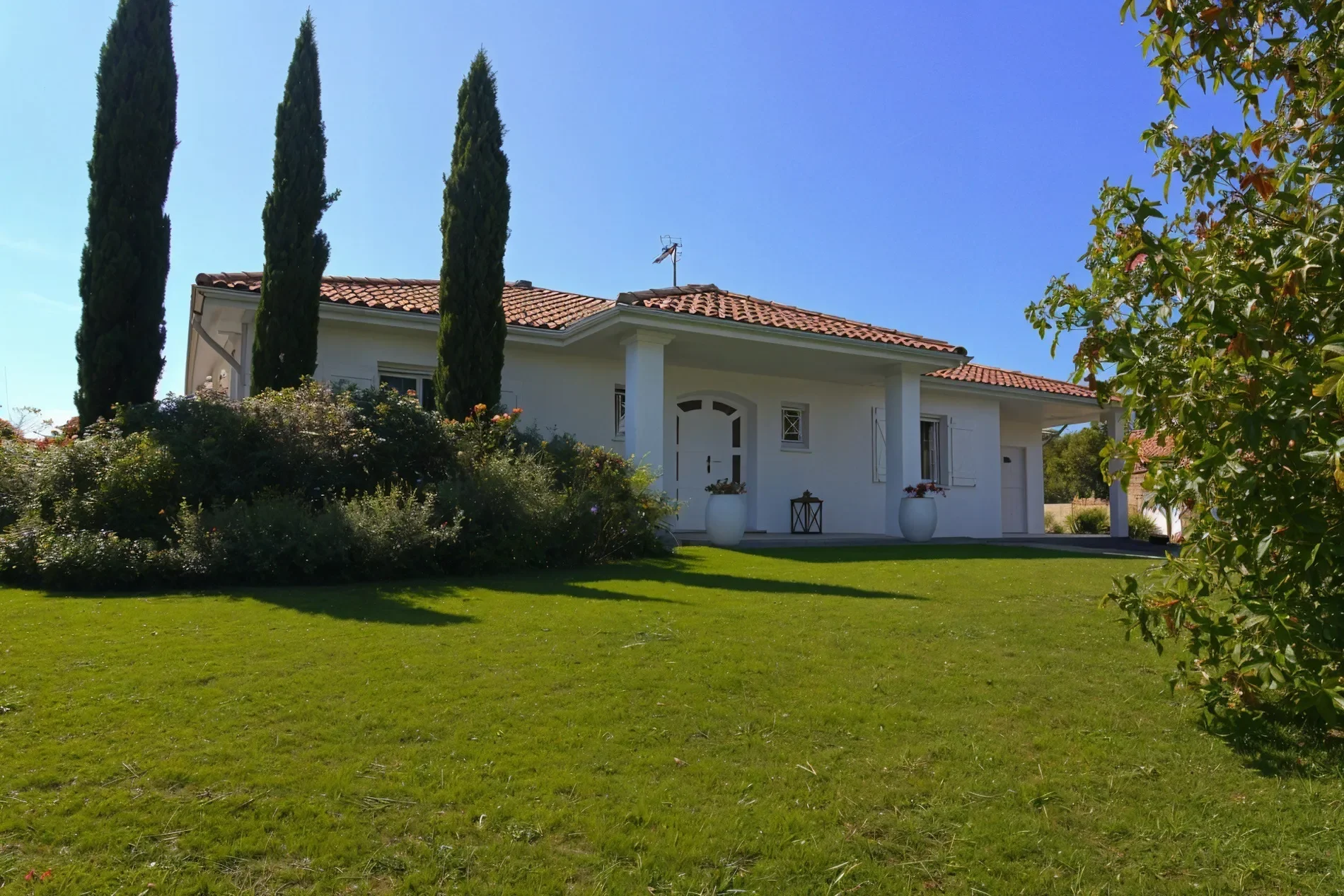 Exterior photo 2