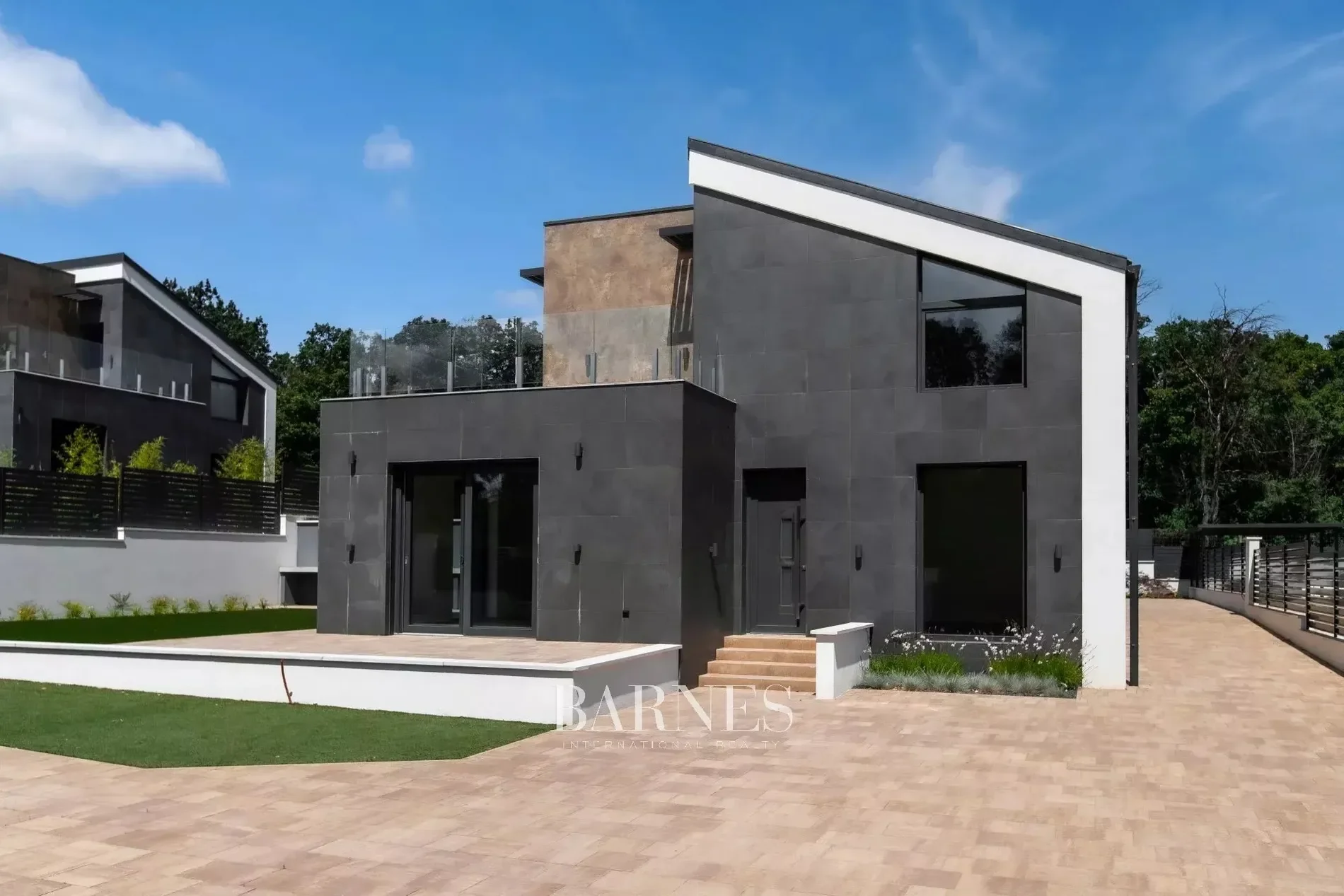 Exterior photo 2