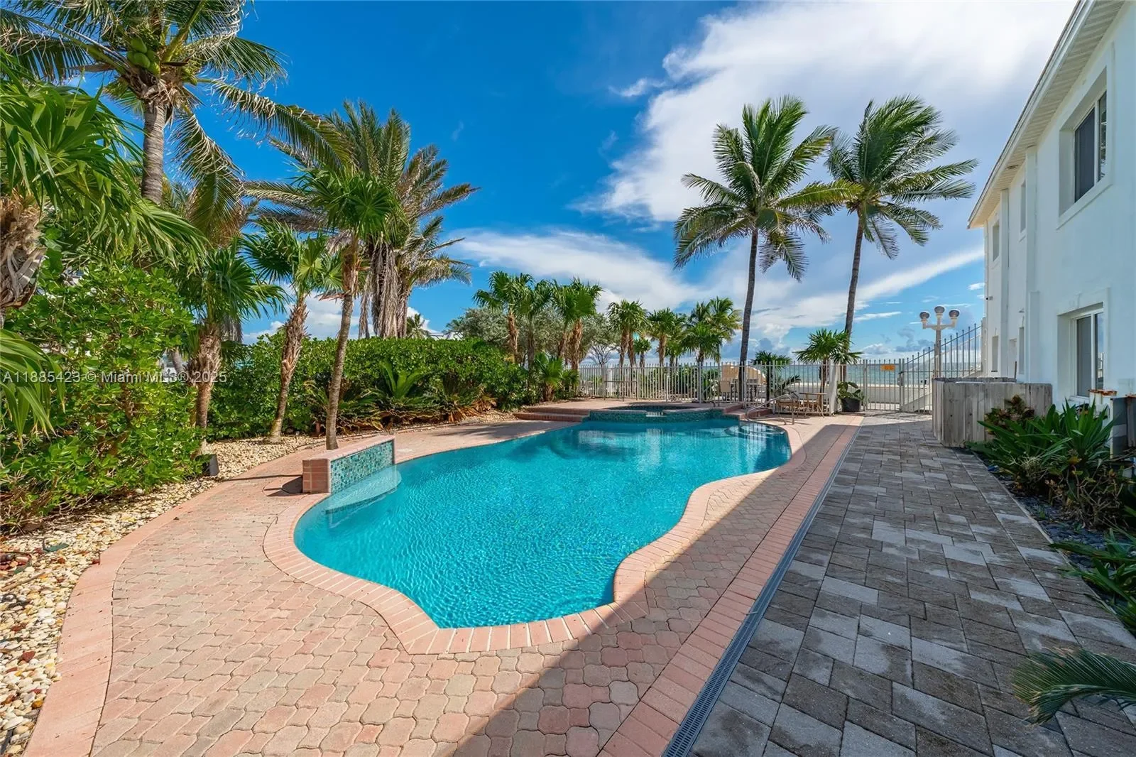 2910 N Surf Rd, Hollywood, Florida, United States. - Photo 2