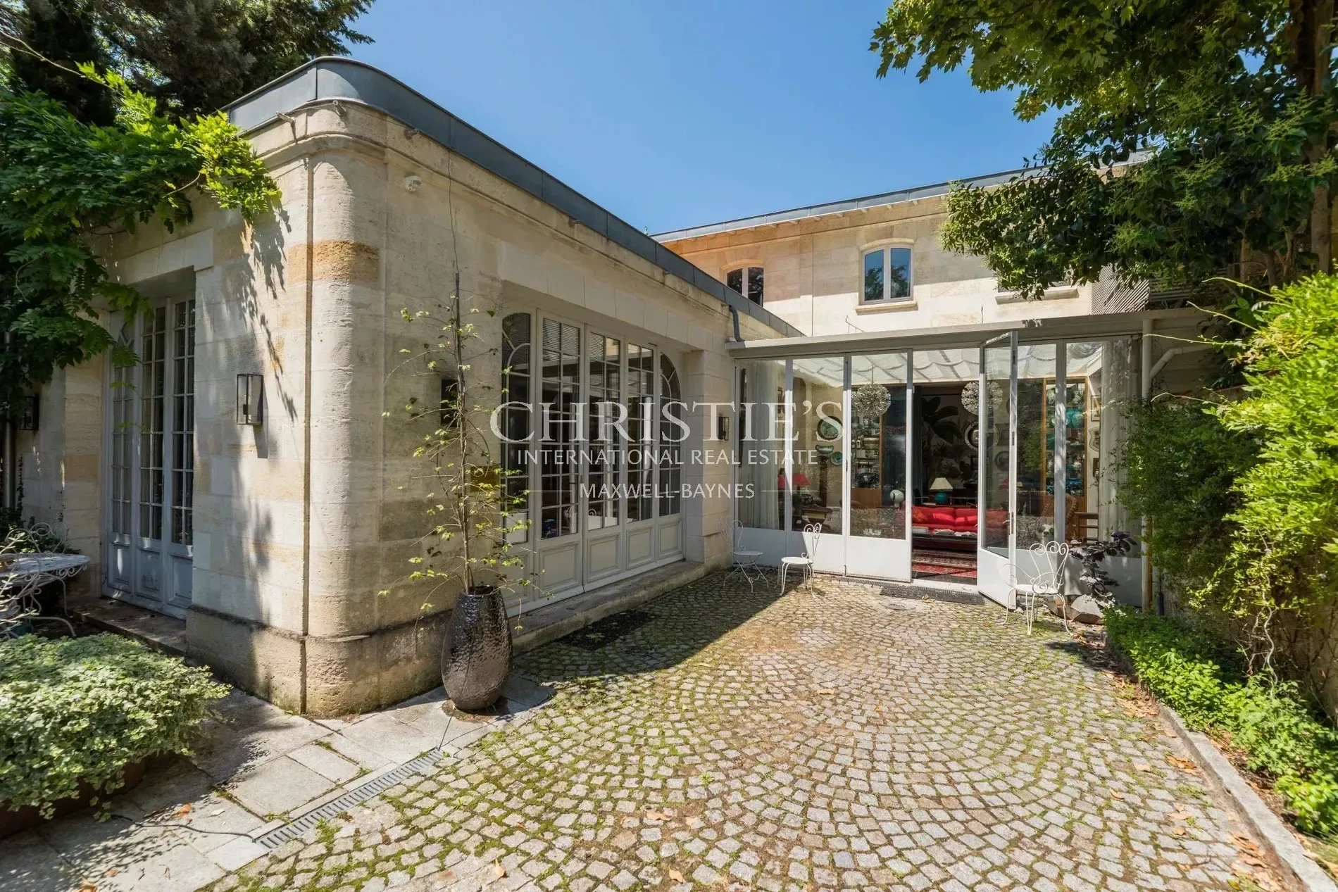 Exterior photo 7