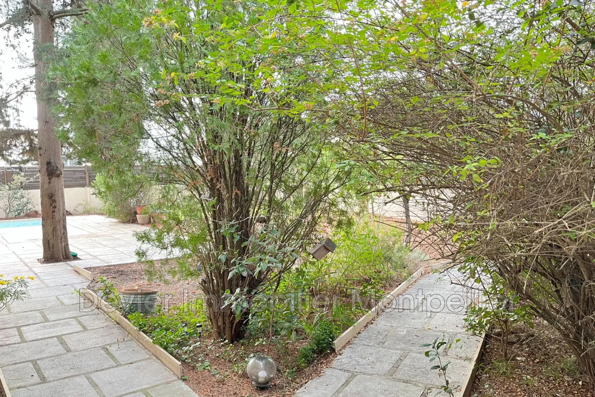 Exterior photo 2