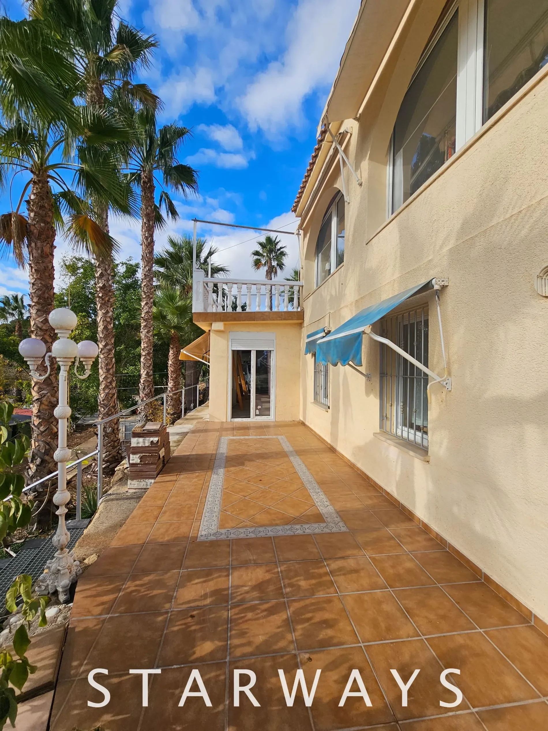 Exterior photo 4