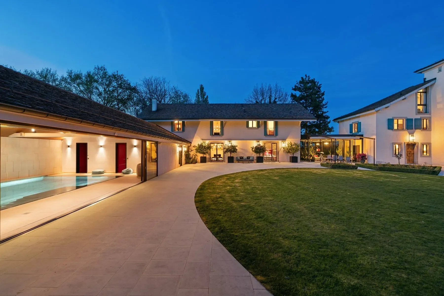 Exterior photo 2