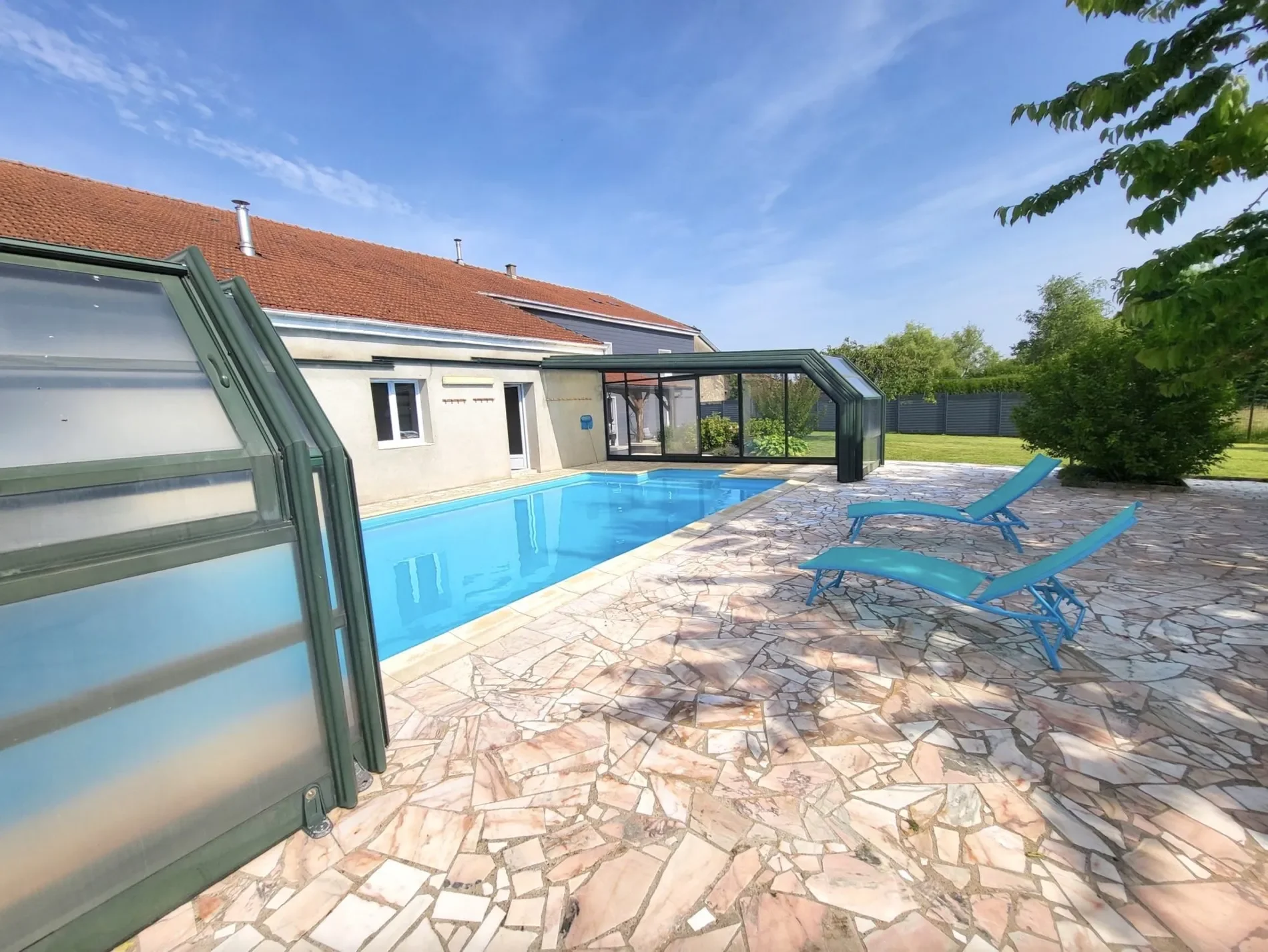 Exterior photo 5