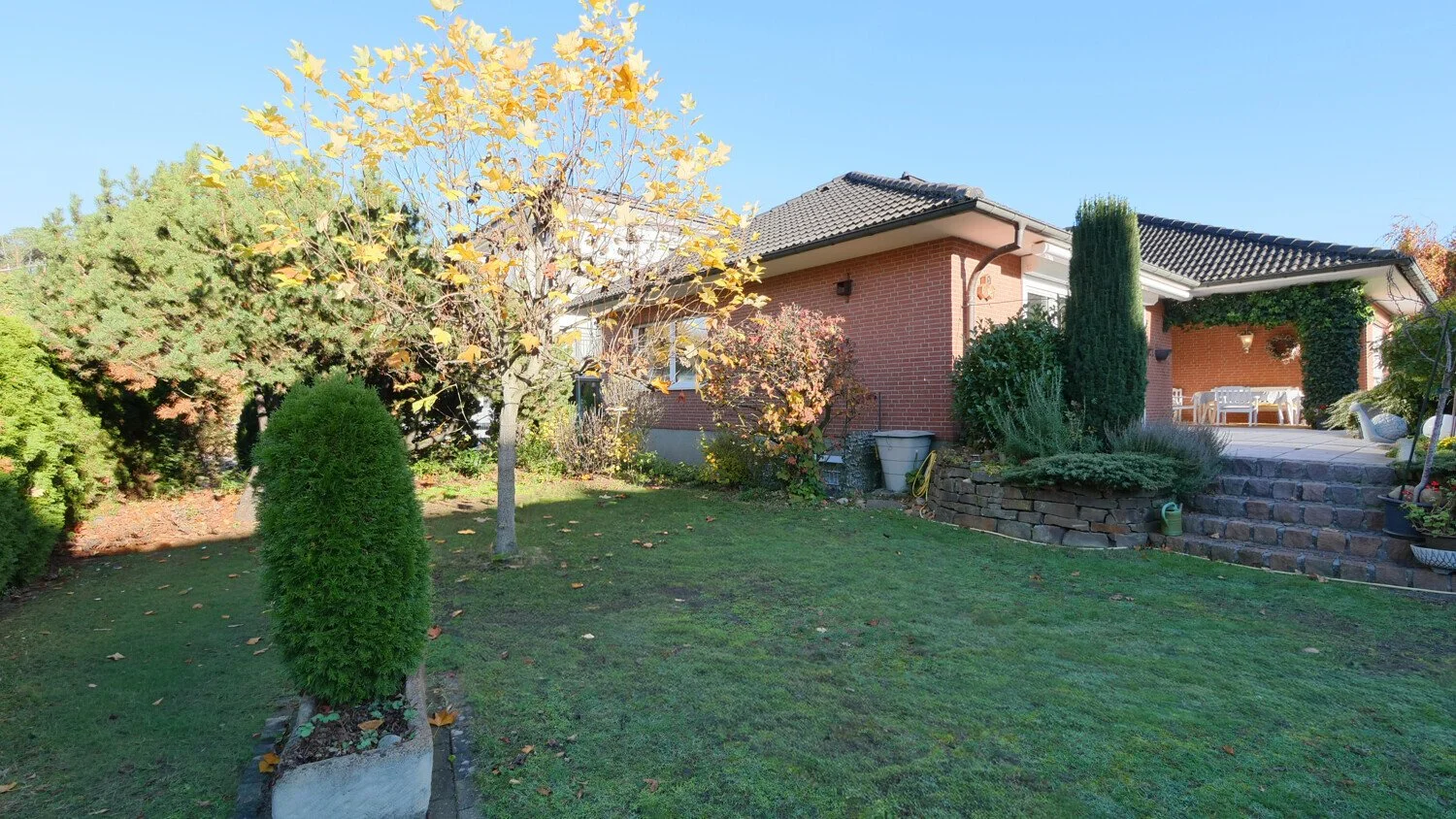Exterior photo 6