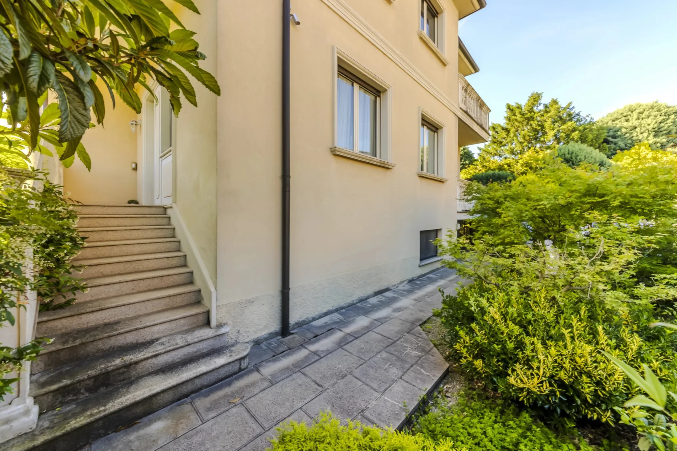 Exterior photo 6