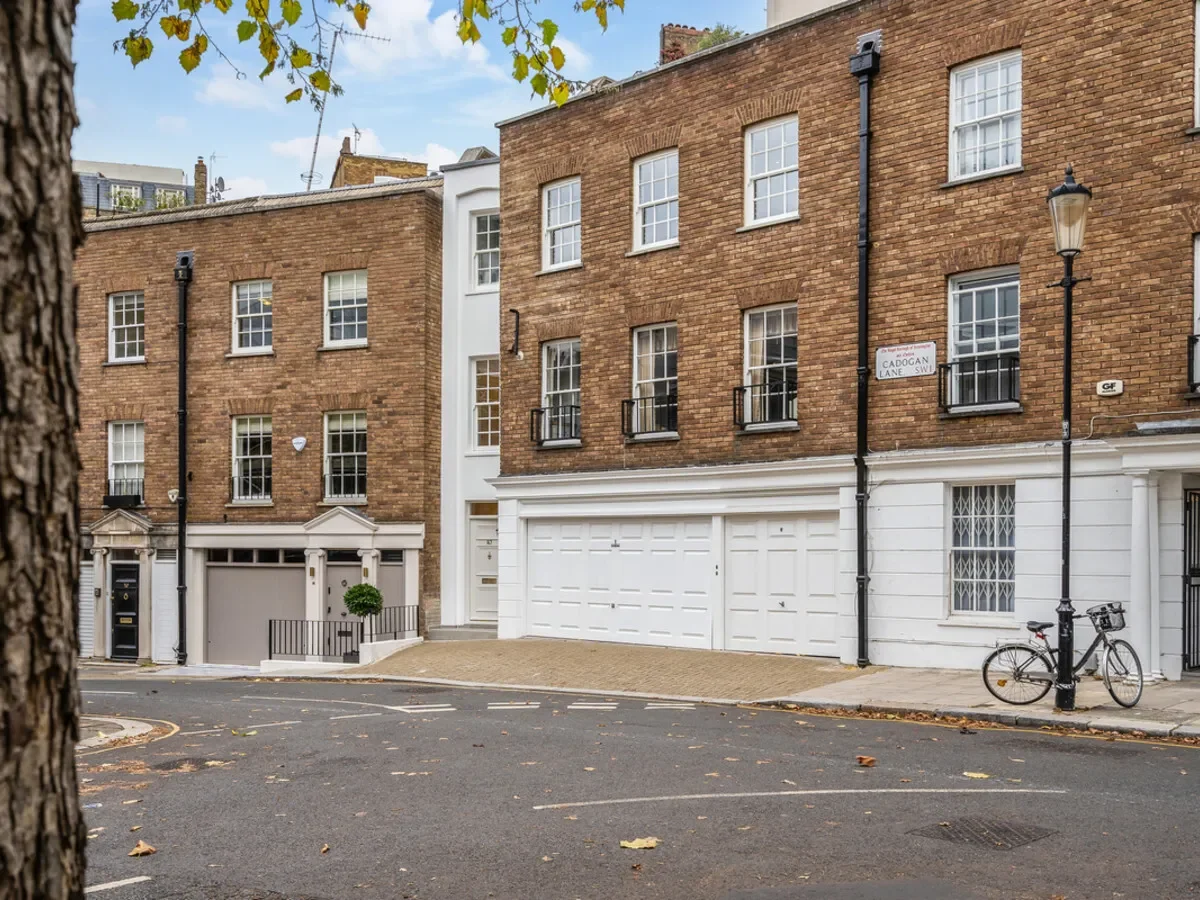 Cadogan Lane, London, SW1X, London, England, United Kingdom. - Photo 1