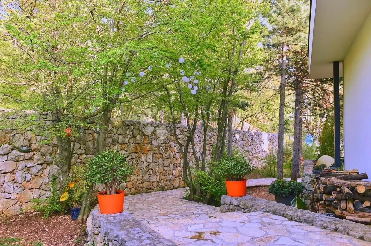 Exterior photo 2