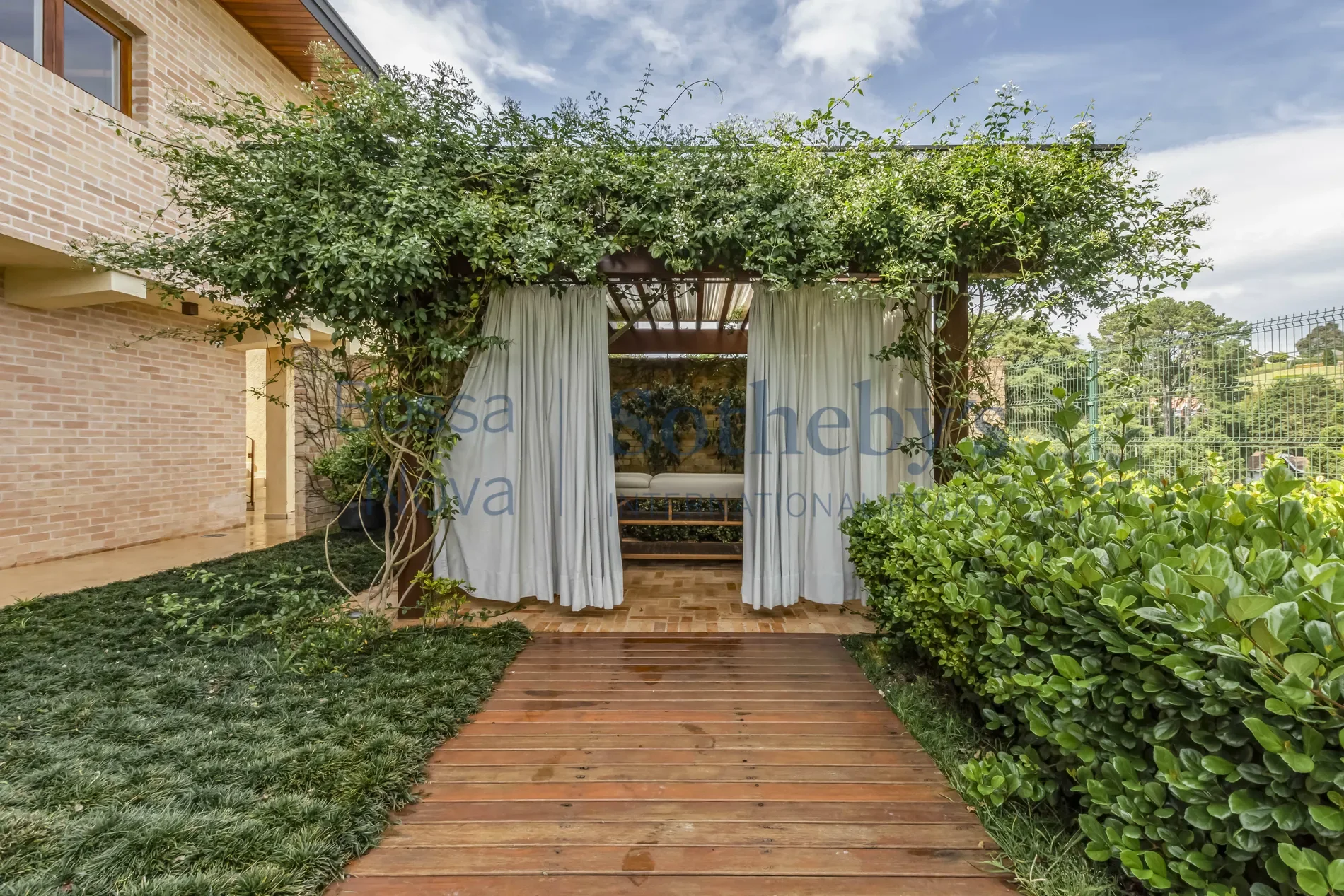 Exterior photo 7