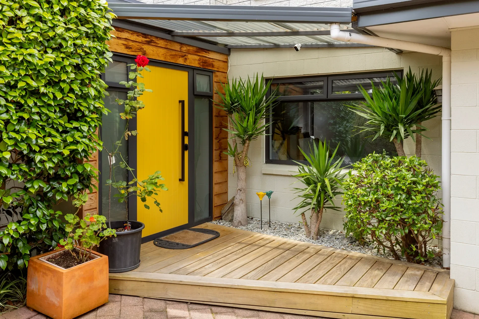 Exterior photo 2