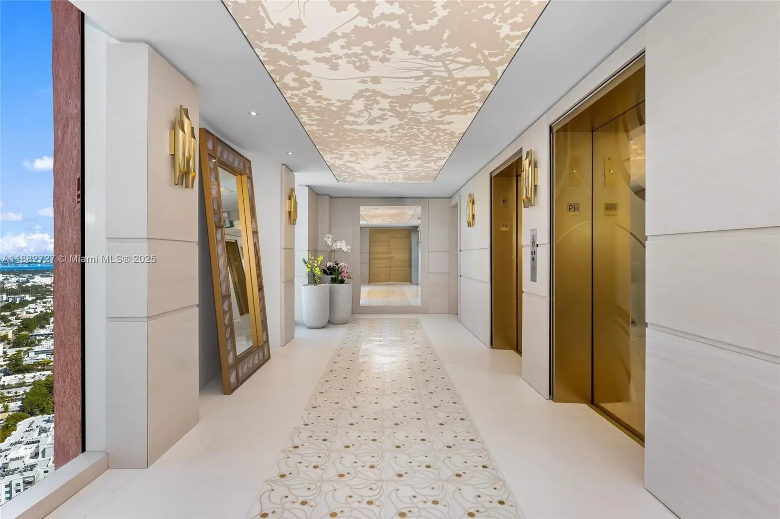 300 S Pointe Dr PH-5, Miami Beach, Florida, United States. - Photo 6