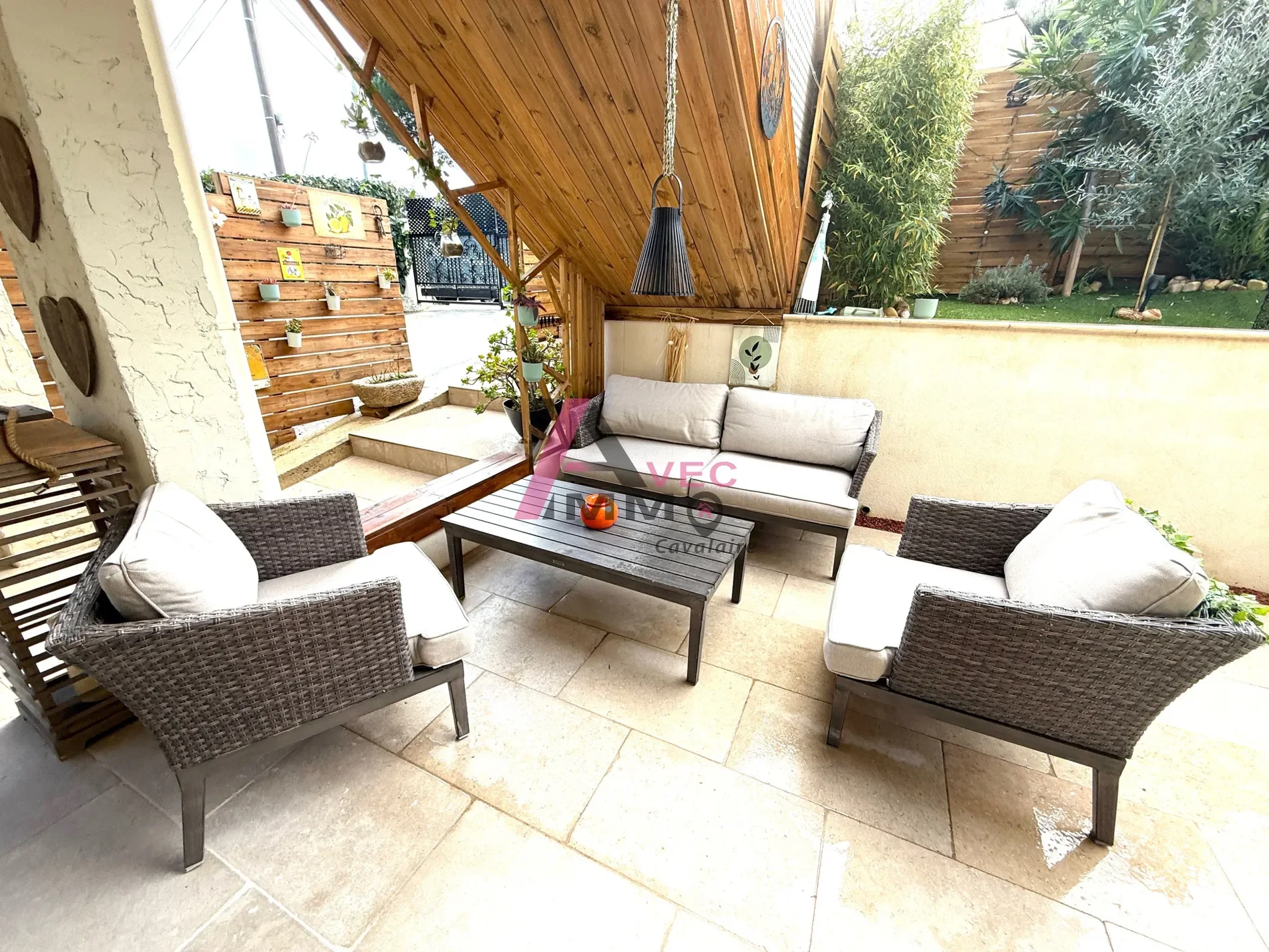 Exterior photo 3