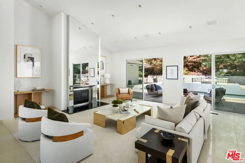 811 N Hillcrest Road, Beverly Hills, California, United States. - Photo 22