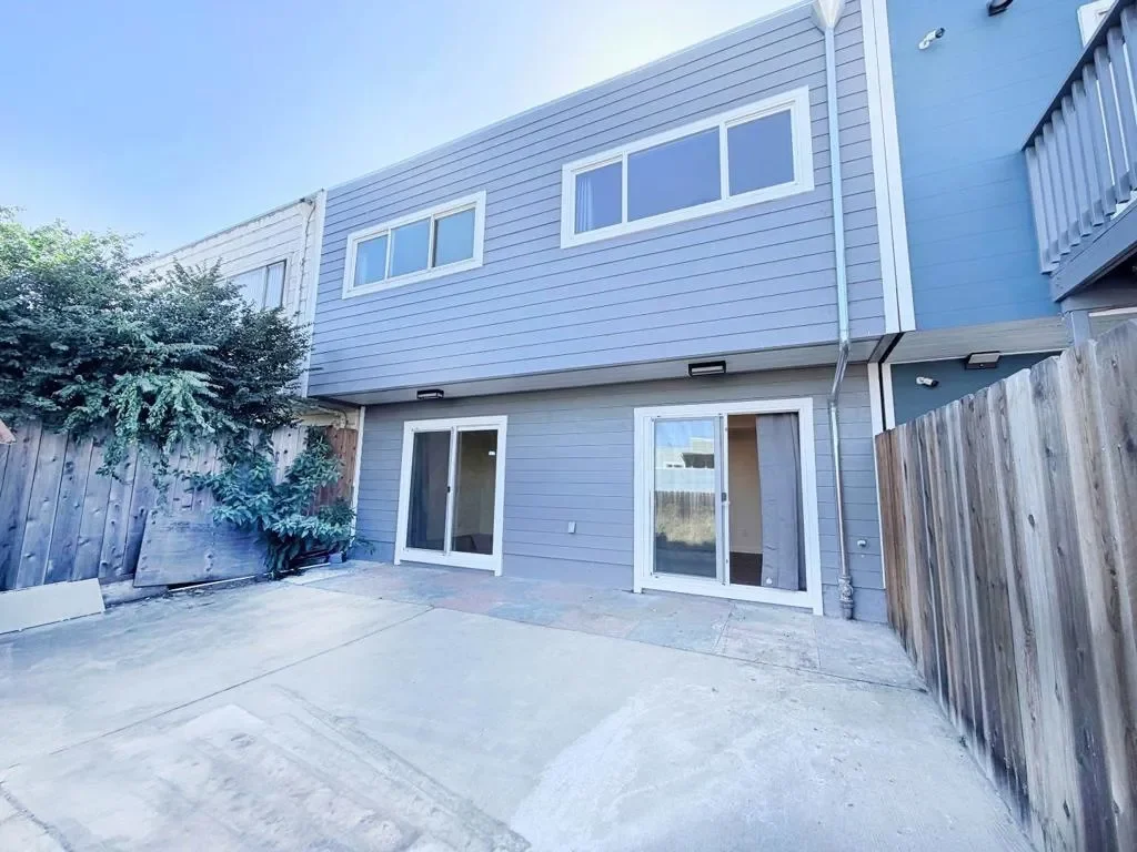 Exterior photo 3