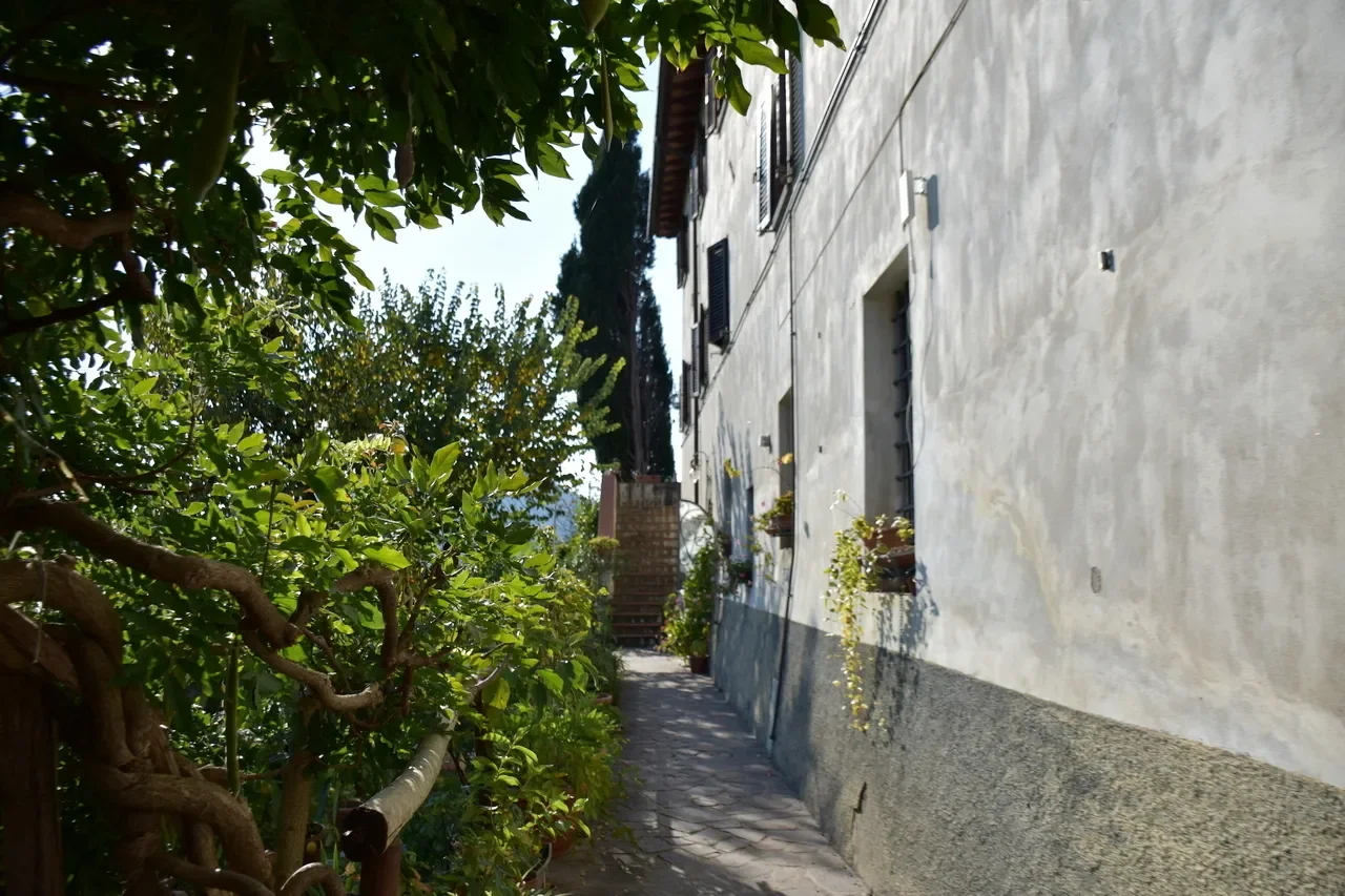 Exterior photo 8