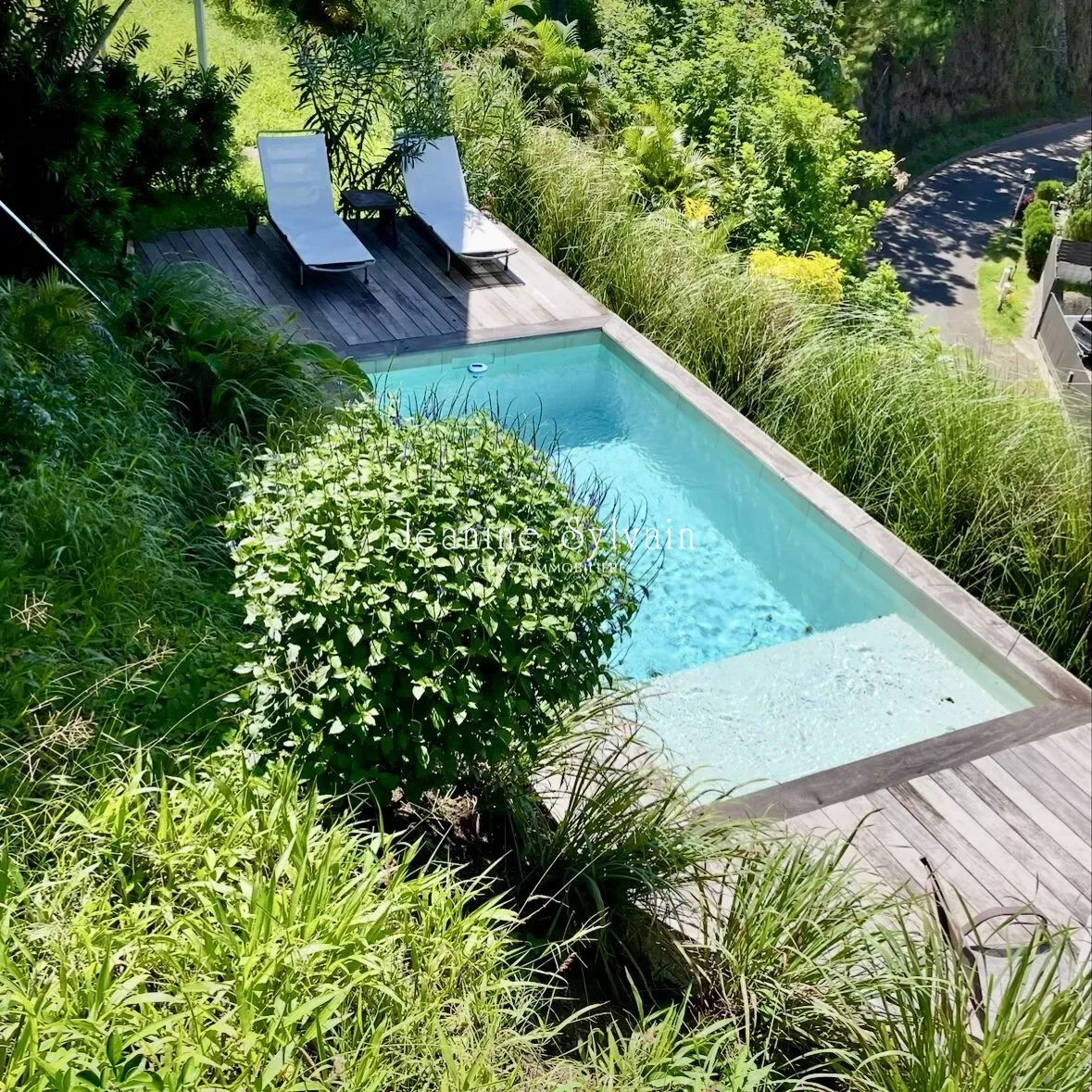 Exterior photo 8