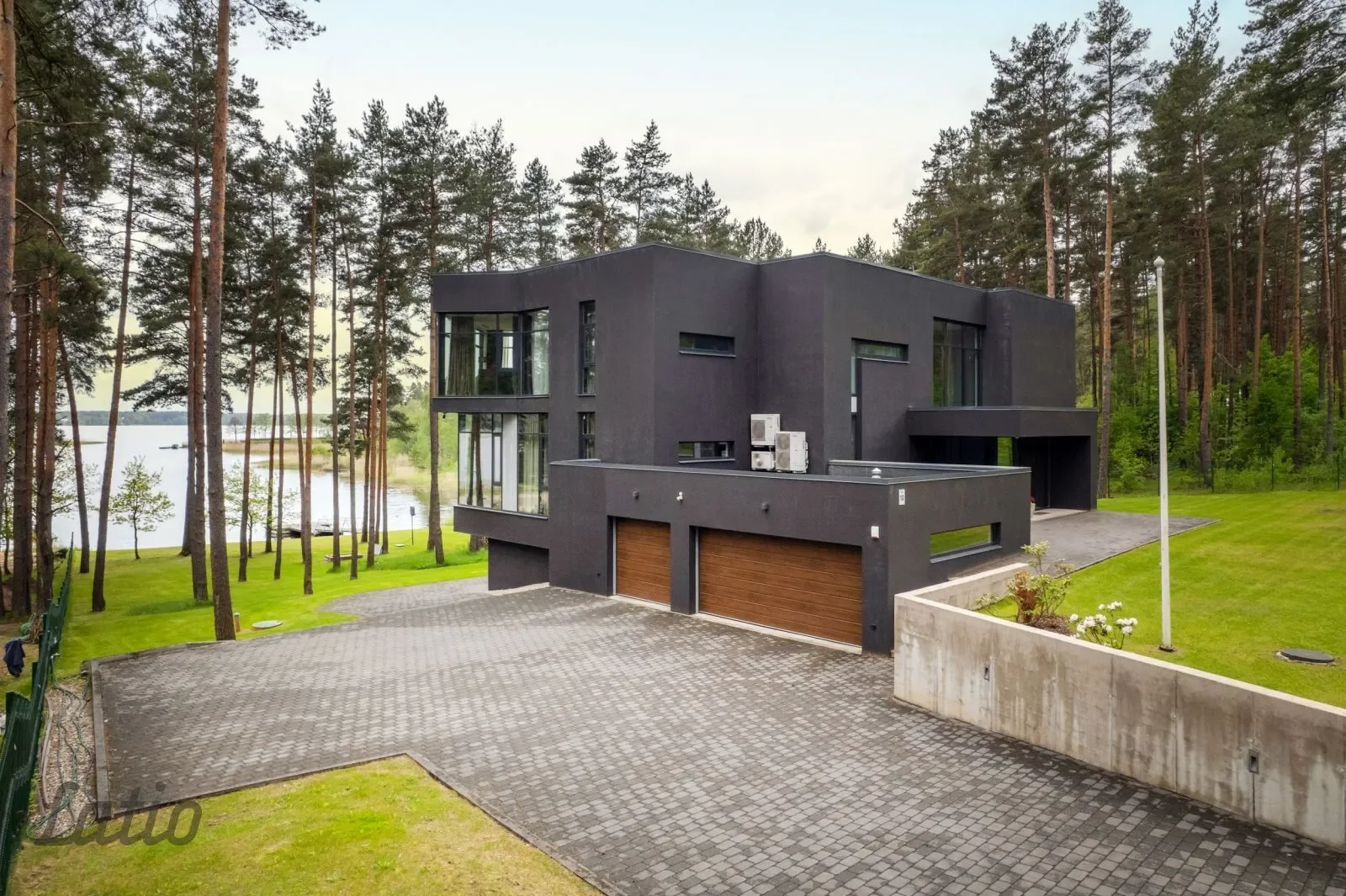 Exterior photo 2