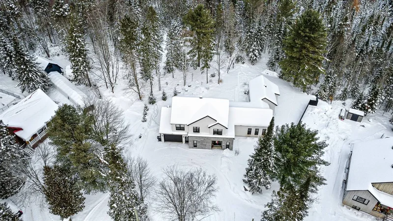 1547 Rue James-Guitet, Val-David, Quebec, Canada. - Photo 2