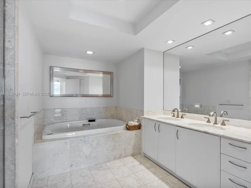 1331 Brickell Bay Dr 1811, Miami, Florida, United States. - Photo 20