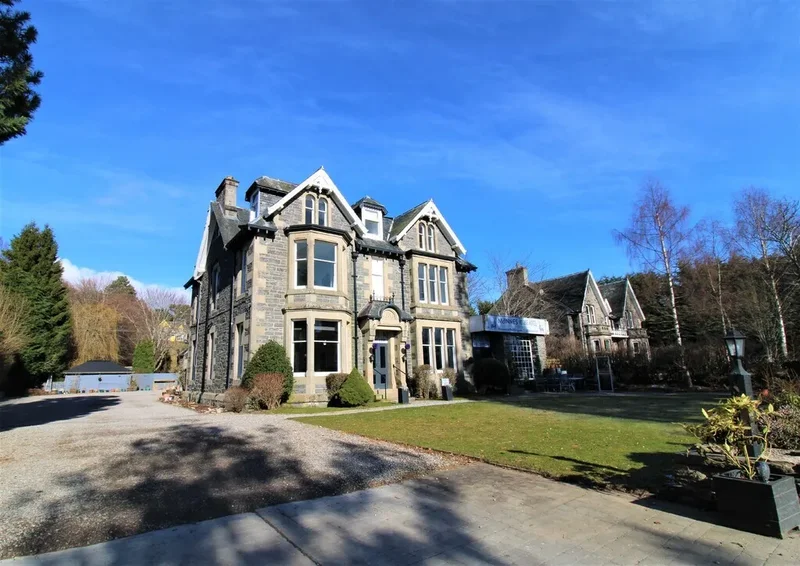McInnes House Hotel is a popular and thriving nine-bedroom hotel, centrally located in the Scottish