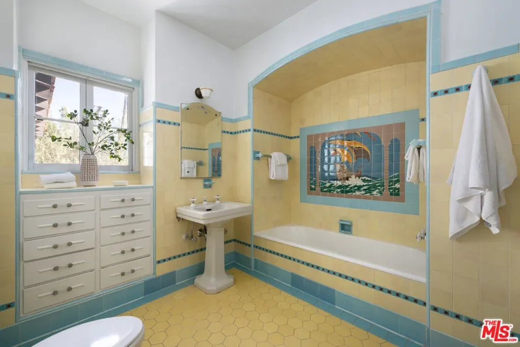 5470 Los Feliz Boulevard, Los Angeles, California, United States. - Photo 7