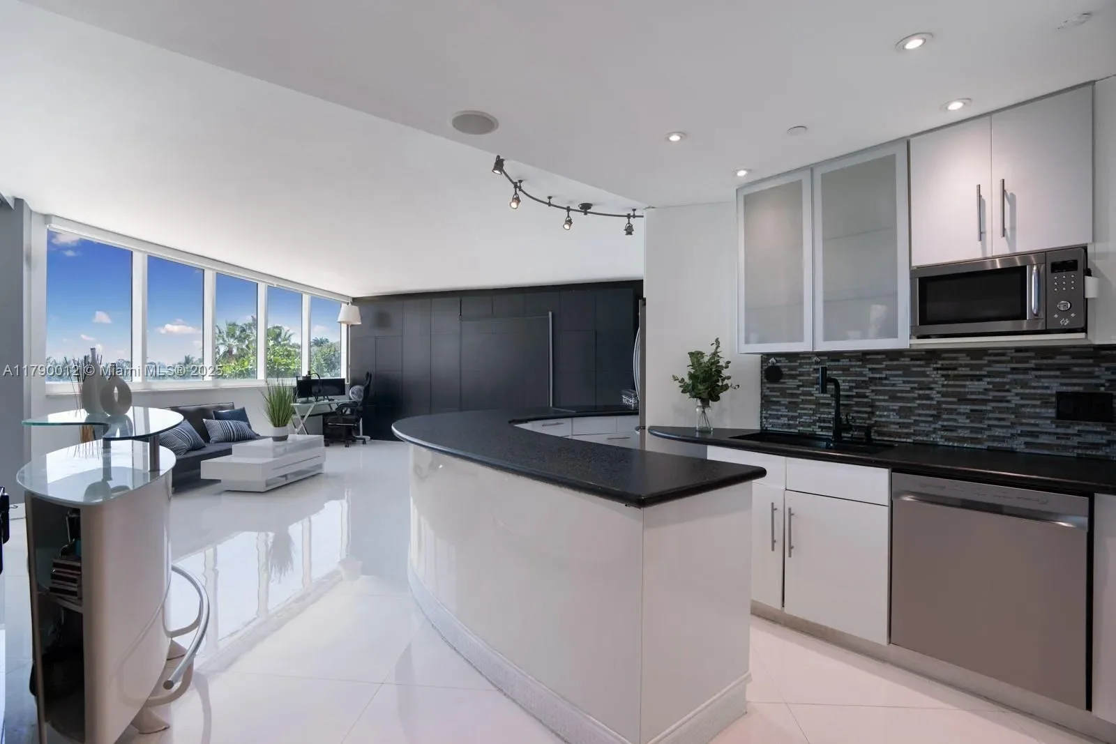 300 S Pointe Dr, Miami Beach, Florida, United States. - Photo 5