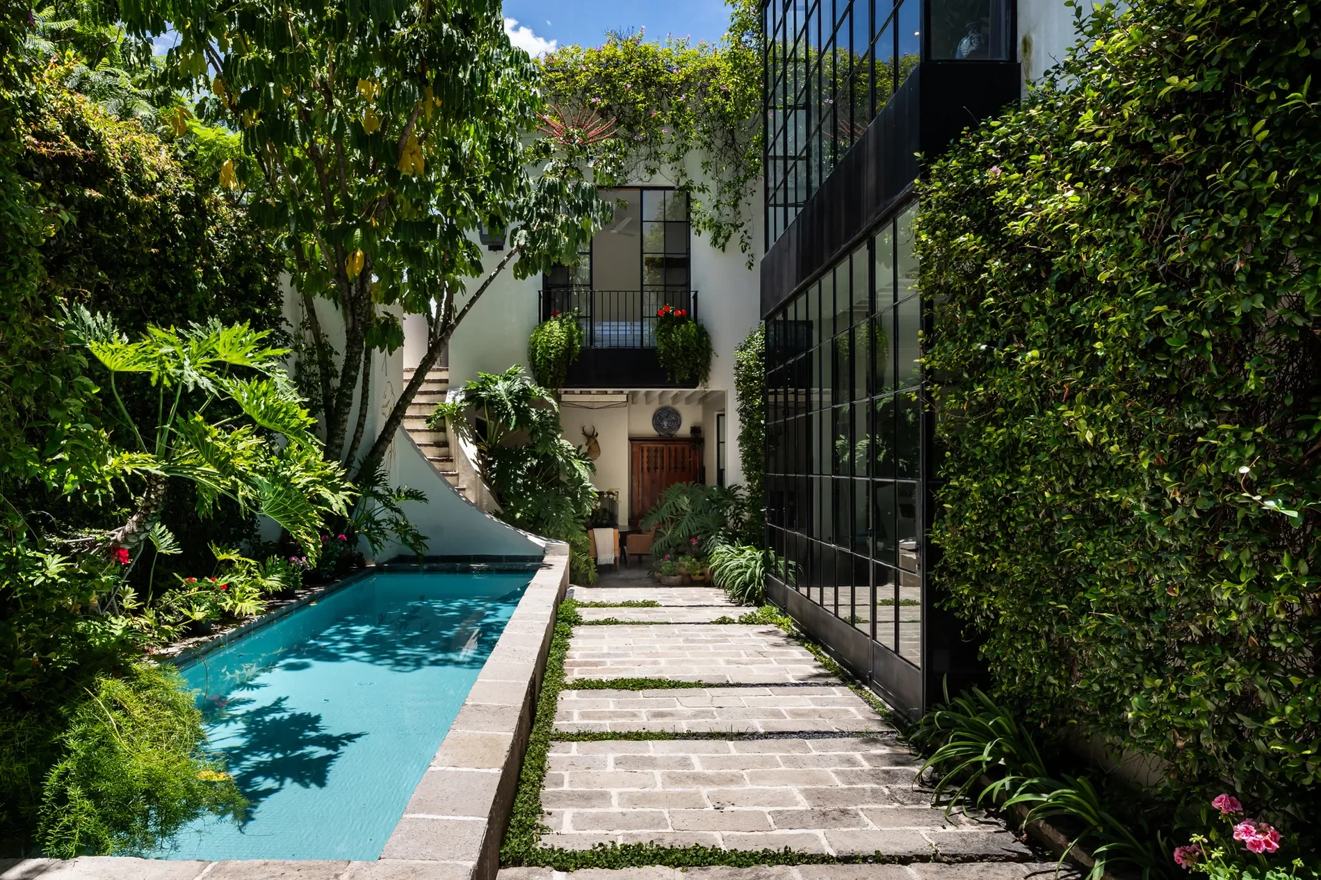 Exterior photo 2