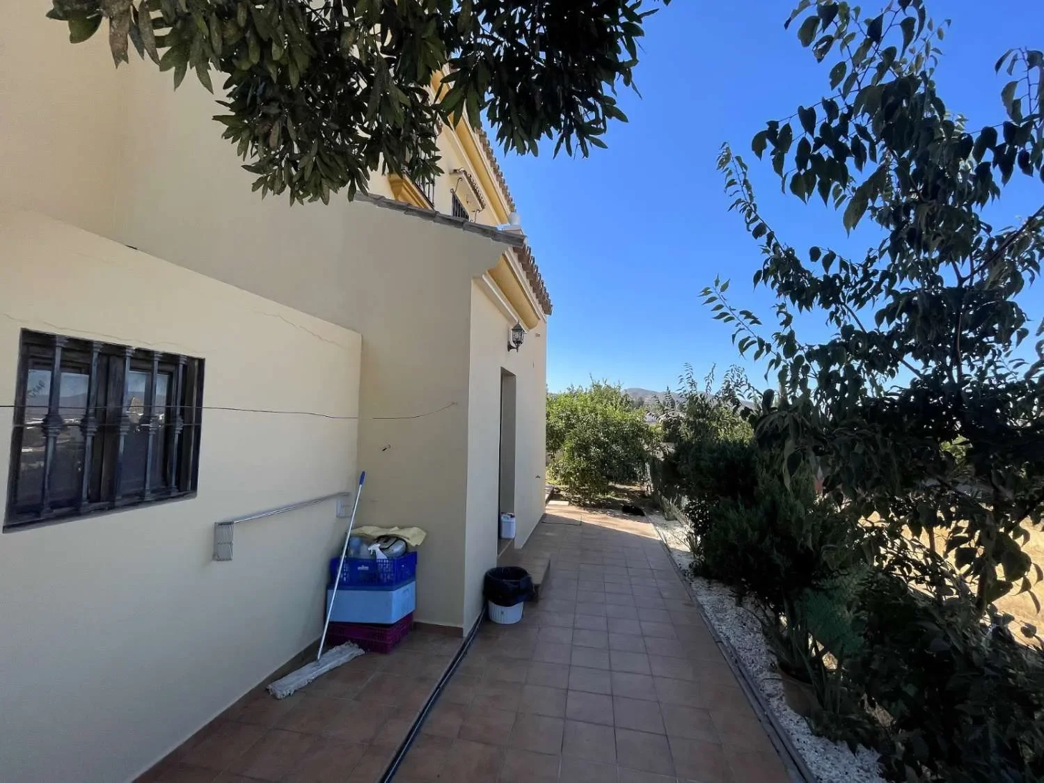 Exterior photo 4