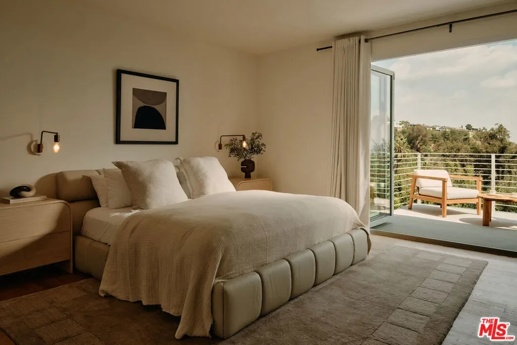 2635 Carman Crest Drive, Los Angeles, California, United States. - Photo 14