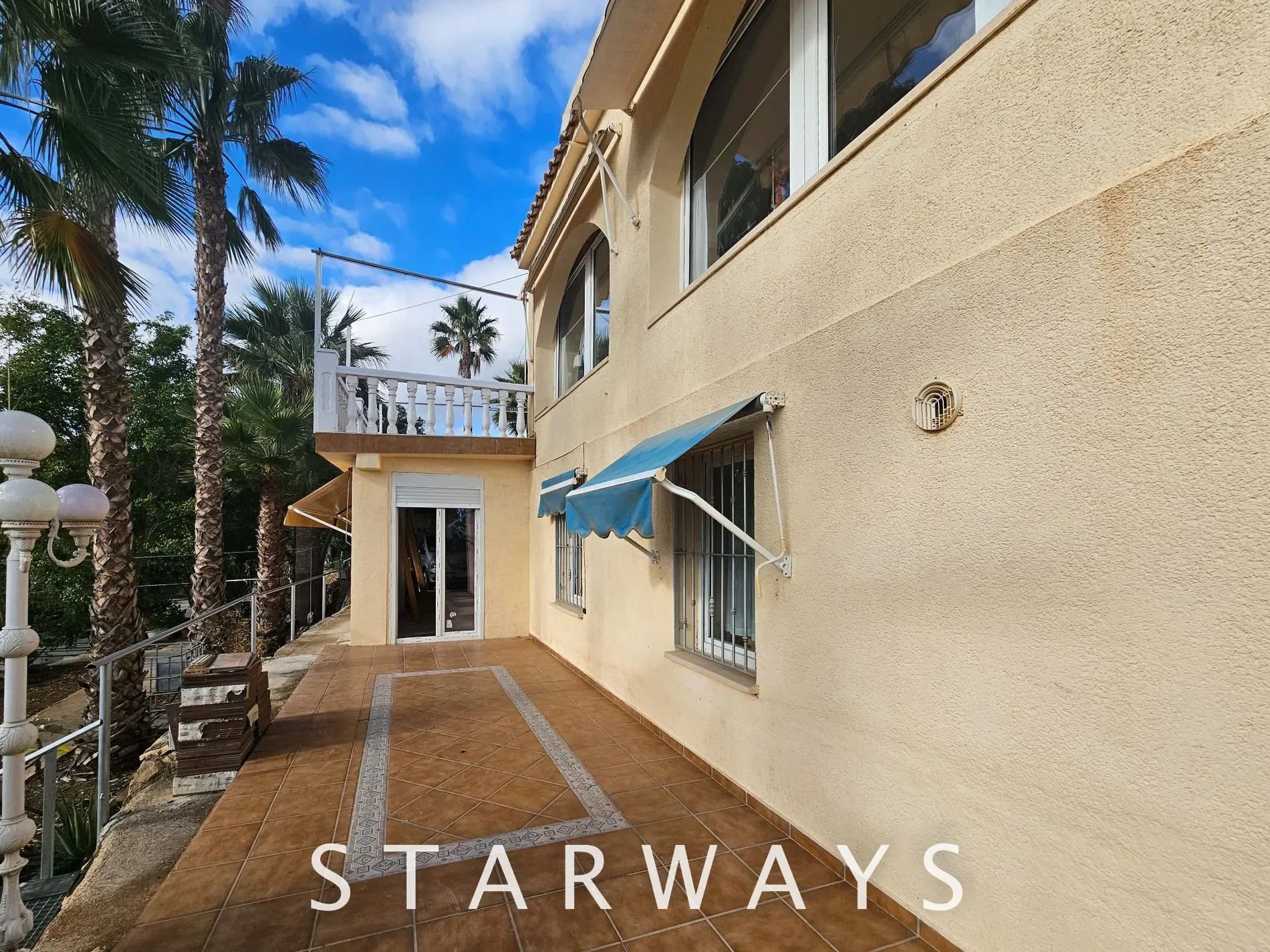 Exterior photo 5