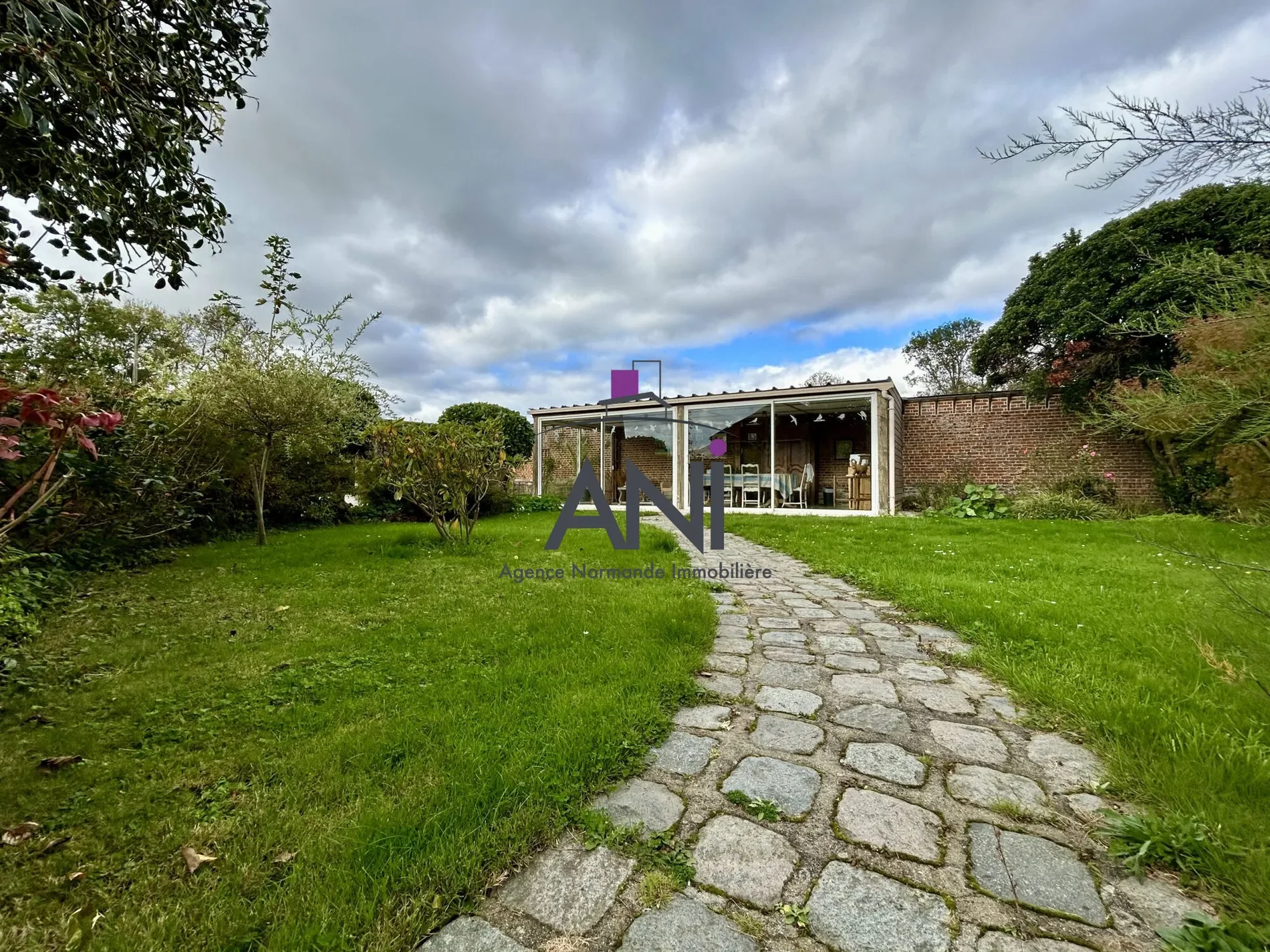 Exterior photo 4
