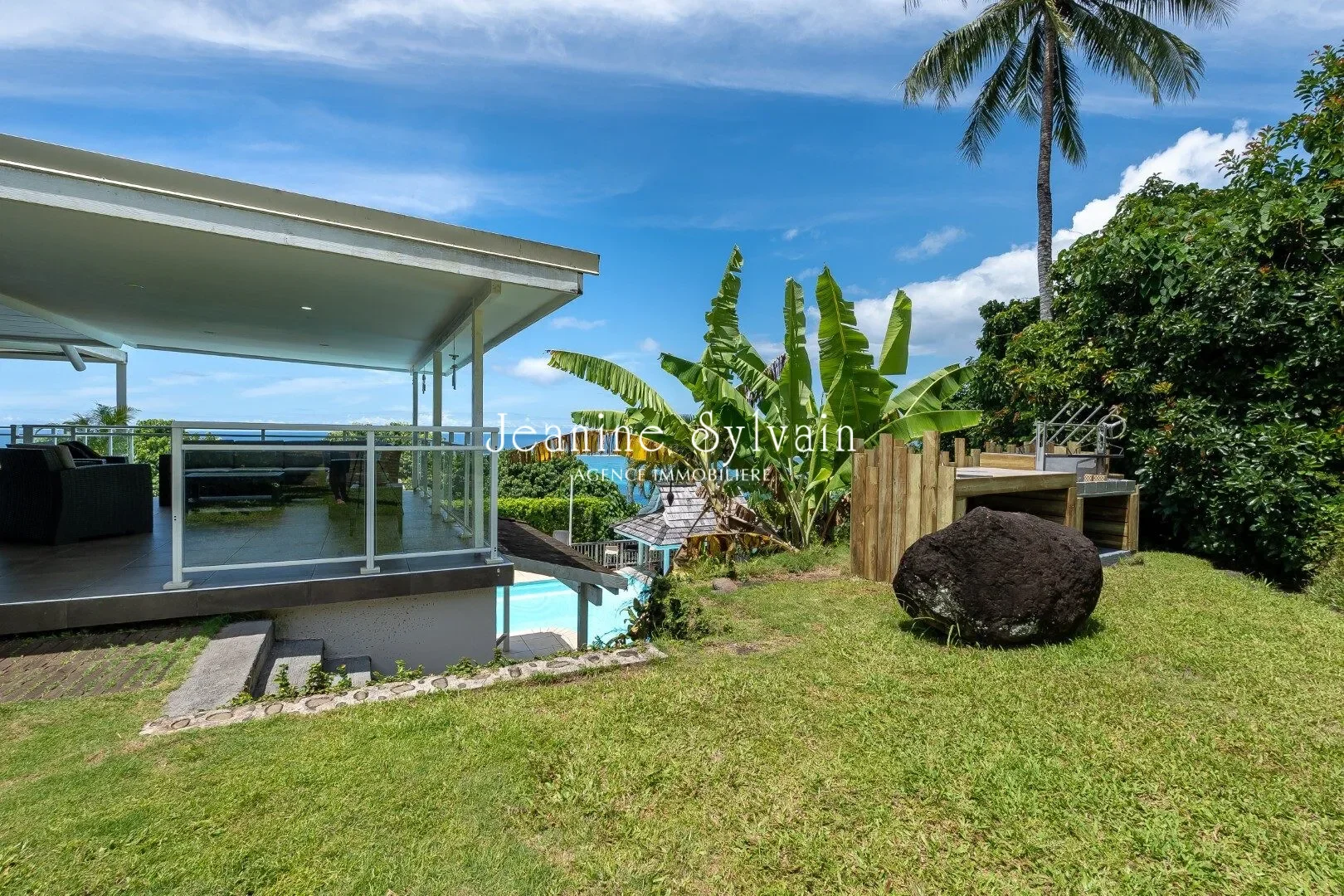 Exterior photo 7