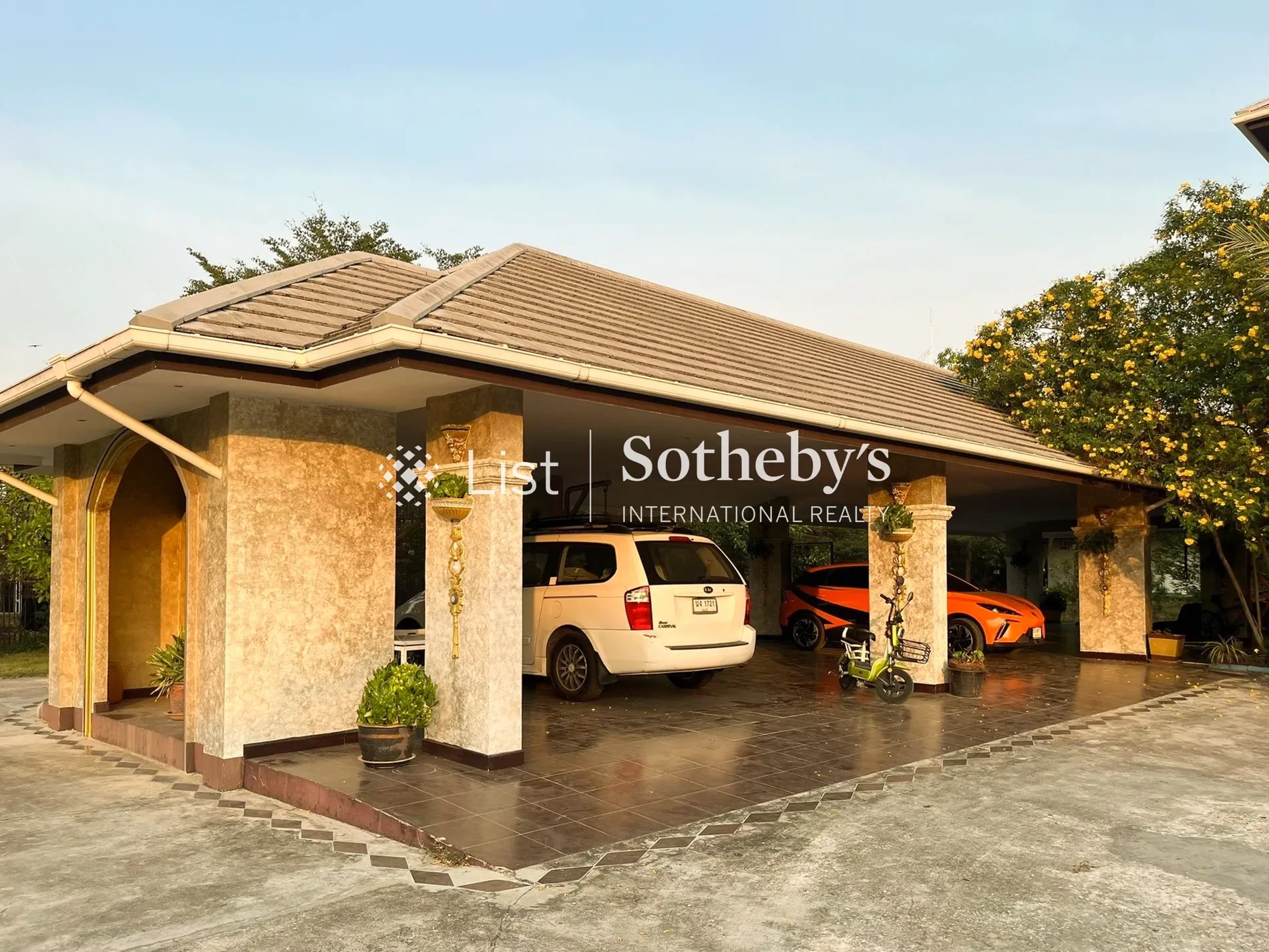Exterior photo 2