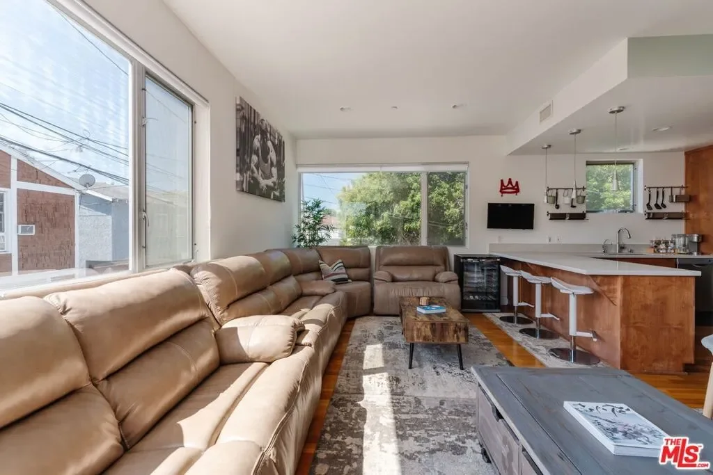 302 S Venice Boulevard, Los Angeles, California, United States. - Photo 9