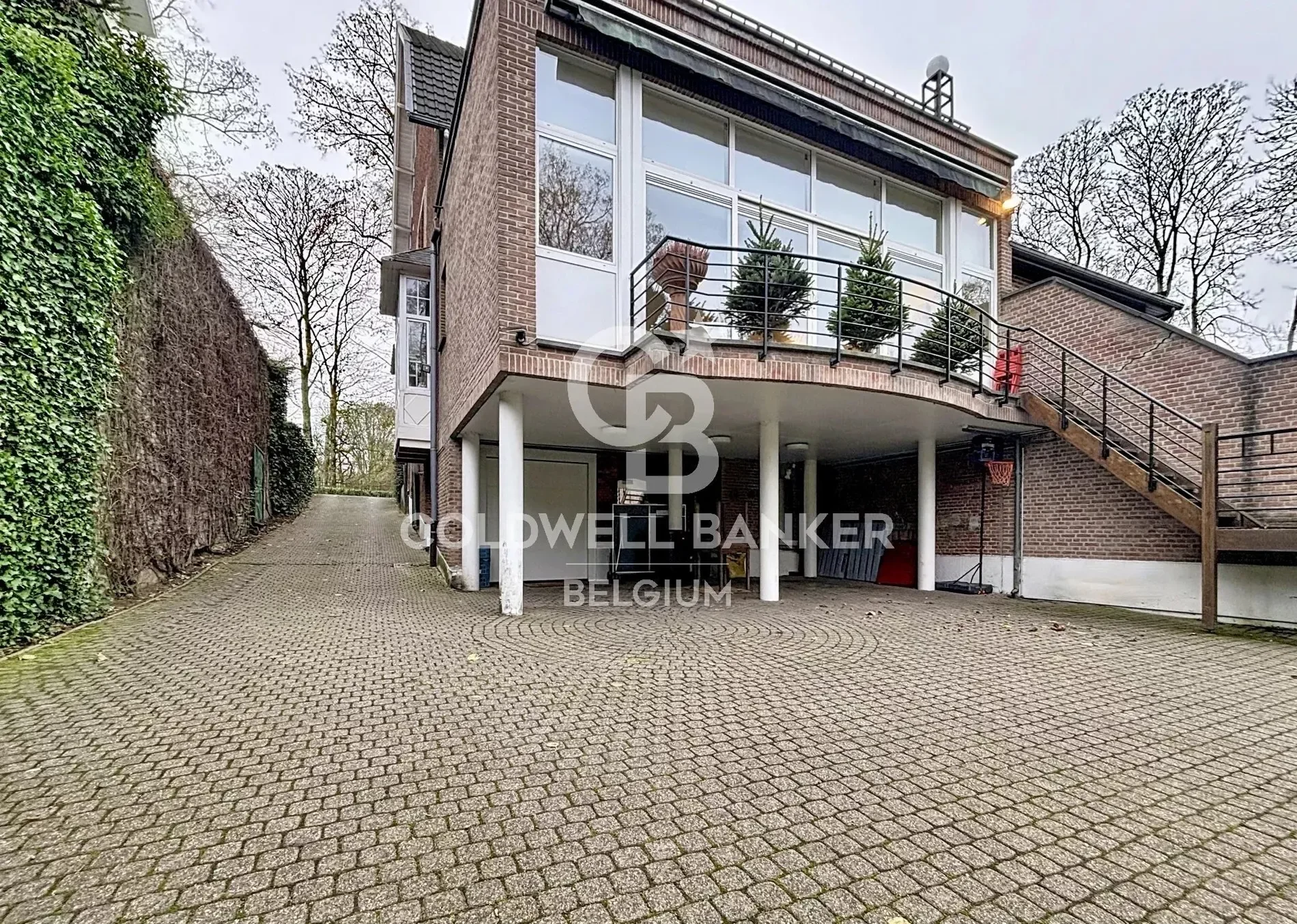 Exterior photo 5