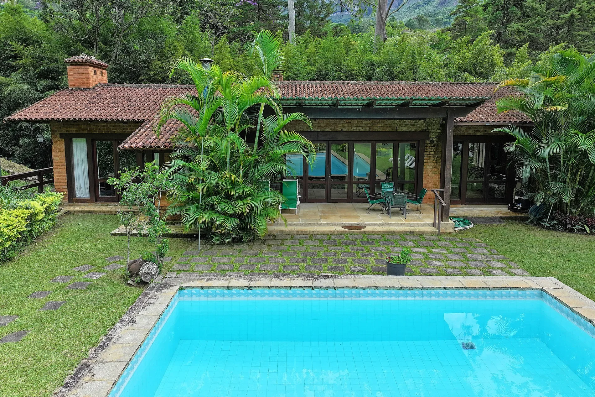 Exterior photo 5