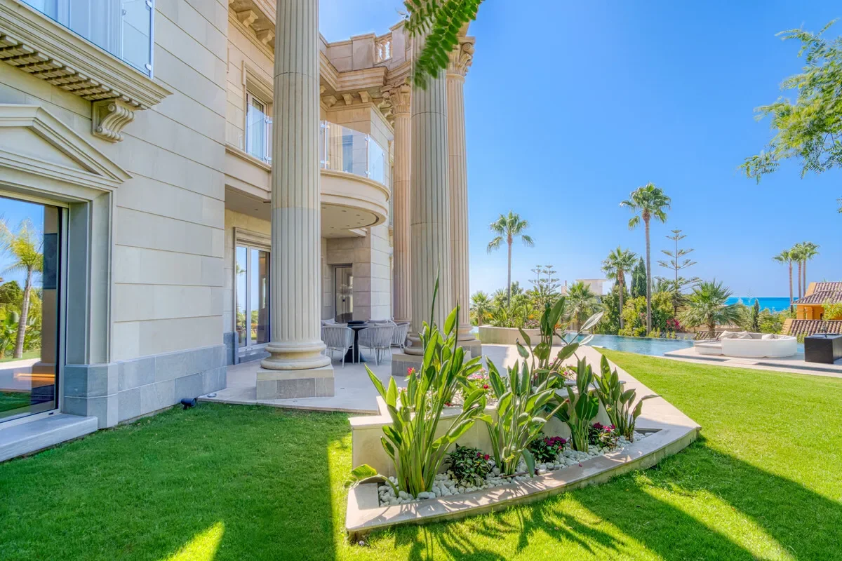 Exterior photo 8