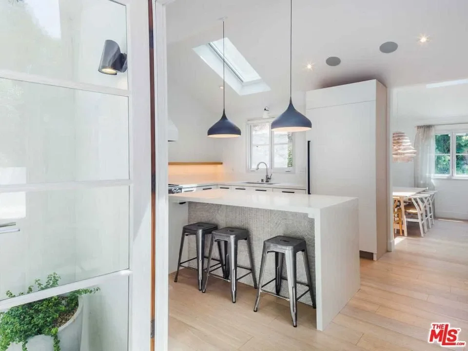 3279 Ledgewood Drive, Los Angeles, California, United States. - Photo 11