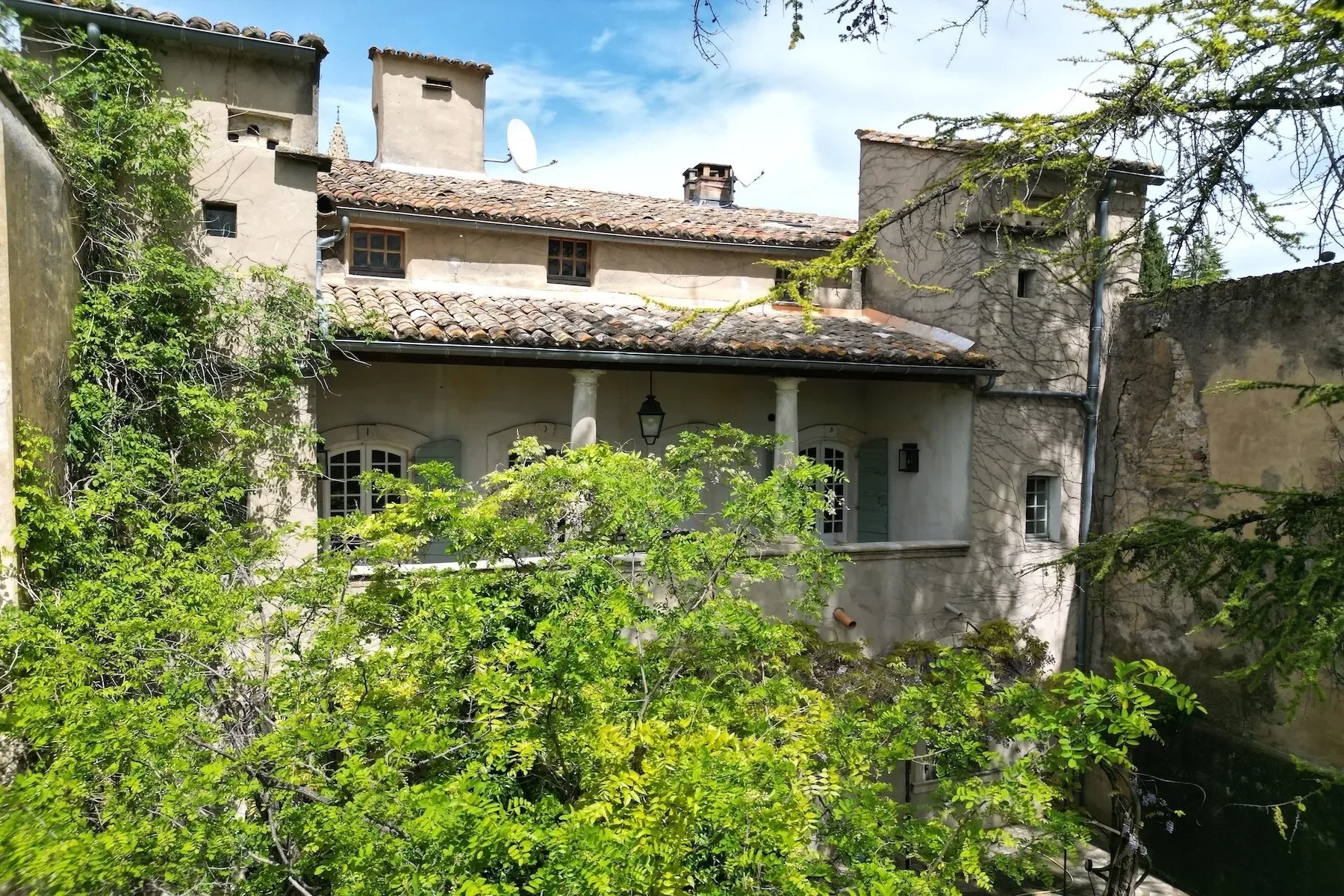 Exterior photo 1