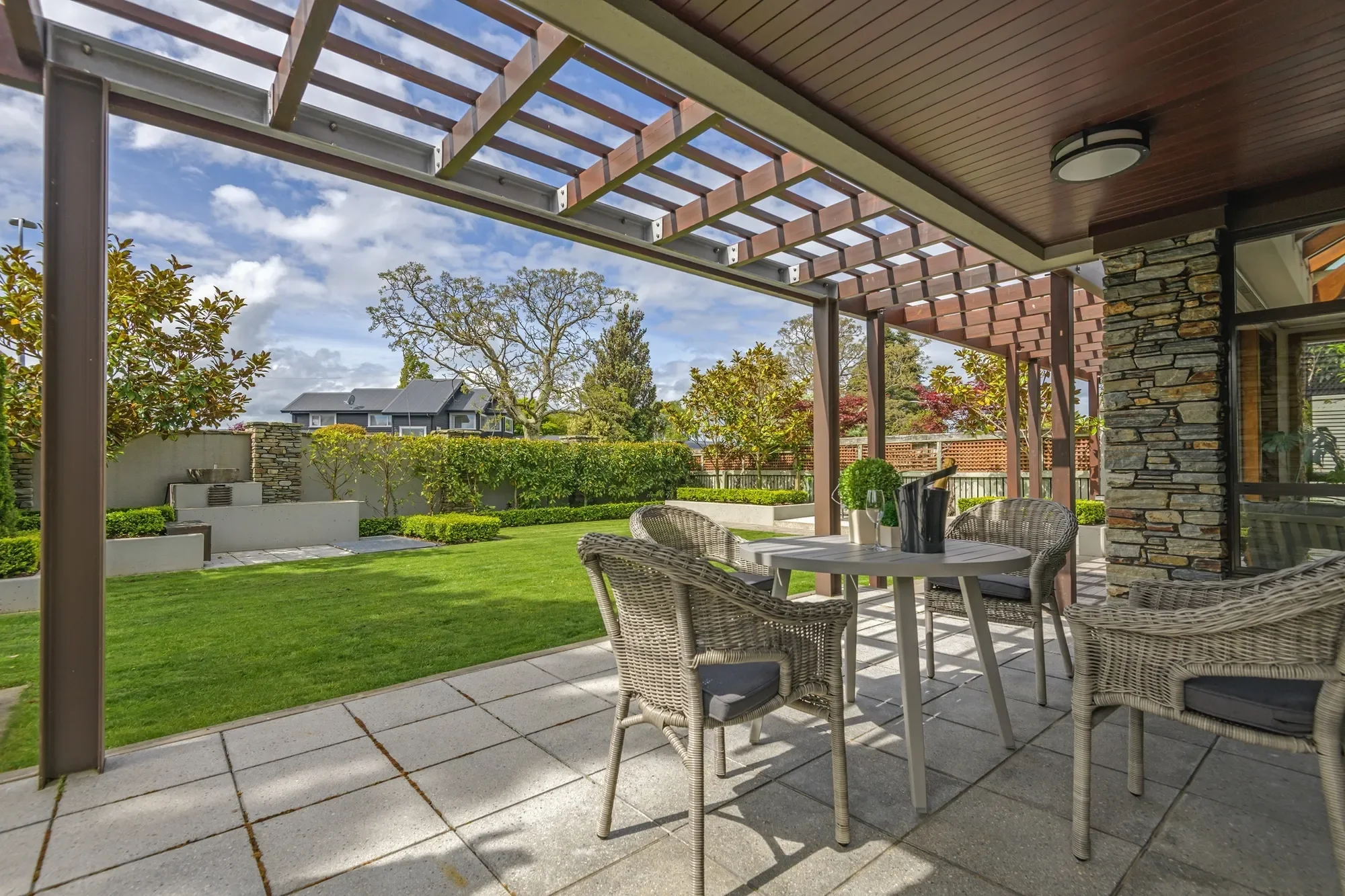 Exterior photo 5