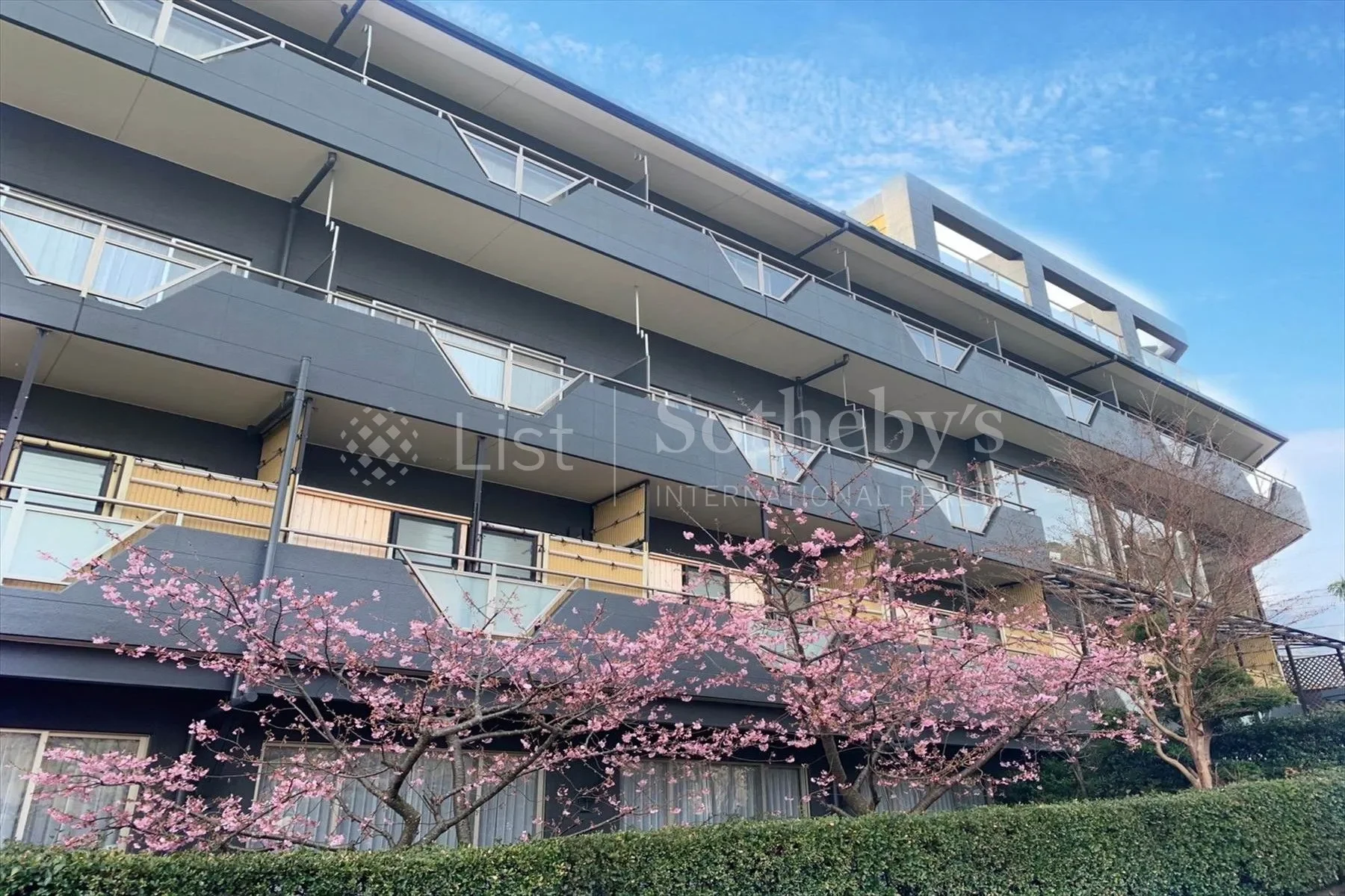 Exterior photo 2