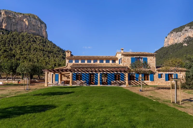 Spectacular country estate with incomparably beautiful views of the twin mountains of Alaró