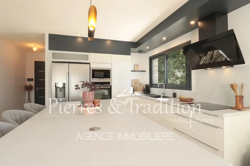 Saint-Saturnin-lès-Apt, Provence-Alpes-Côte d'Azur, France. - Photo 3