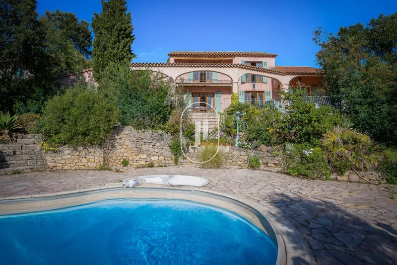 Projet de rénovation entre le village et les plages, une opportunité rare en vente à La Croix-Valmer