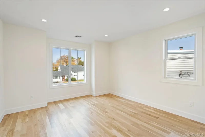 81 Bayview Avenue, Massapequa, New York, United States. - Photo 28