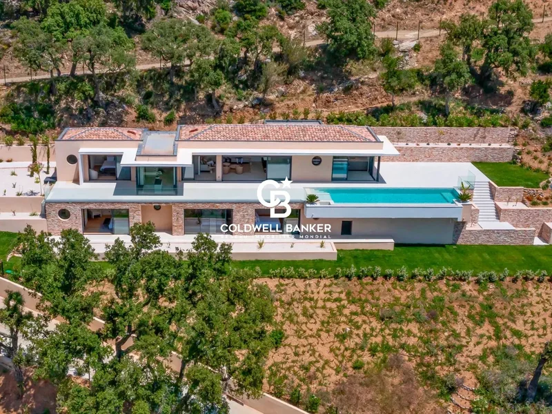 New contemporary property overlooking the Gulf of Saint-Tropez and the sea.