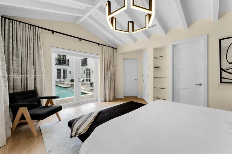 2887 Pine Tree Dr, Miami Beach, Florida, United States. - Photo 14