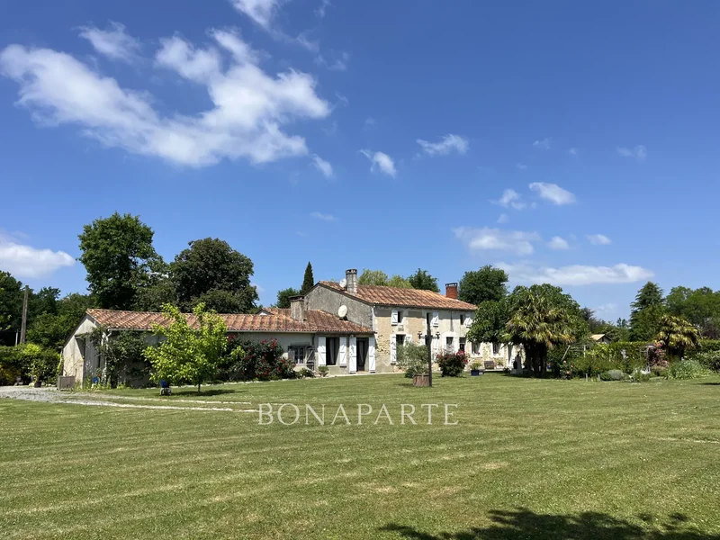 3 acre old farmhouse and outbuildings with lush gardens and oak park only 10 minutes from the ocean